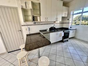 Apto a 300m da Praia de Jurerê com wi-fi e garagem