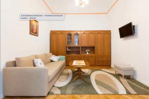 Retro Getaway Király Street Heart of the City