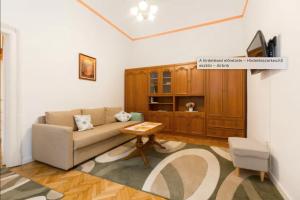 Retro Getaway Király Street Heart of the City