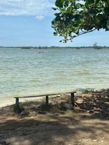pé na areia lagoa e praia Arraial do Cabo