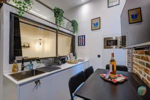 Chic Industrial Loft Quiet Garibaldi AC Balcony