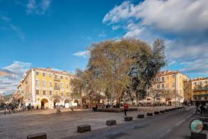 Chic Industrial Loft Quiet Garibaldi AC Balcony
