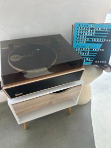 AMFM Art Music Film Motel, walk Pappys & Red dog