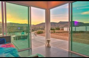 AMFM Art Music Film Motel, walk Pappys & Red dog