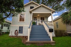 Island Pride Bungalow - King Beds near Beach!
