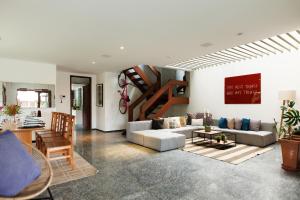 Casa Maria, 5 suítes, Amplo espaço externo