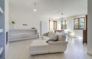 2 Bedroom Lovely Apartment In Camaiore