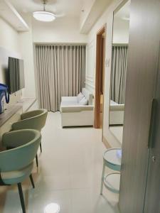 Stylish Modern Staycation-1BR Condo with Pool view near MOA-Shore3 Tower4