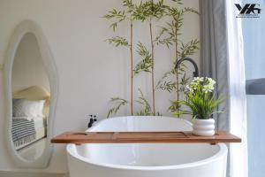 Core Soho Suite Bathtub Netflix near KLIA