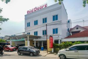 RedDoorz near Hermes Place Polonia Medan