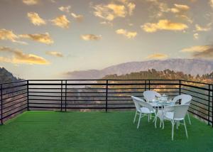 A Bluebell Villa I Jacuzzi I 3 Bedroom Villa With Open Air Lawn & BBQ l Bonfire Available l Kasauli By Exotic Stays