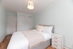 Bright One Bedroom Flat with Parking, Near the London Museum - Pass the Keys