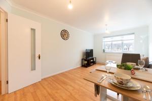 Bright One Bedroom Flat with Parking, Near the London Museum - Pass the Keys