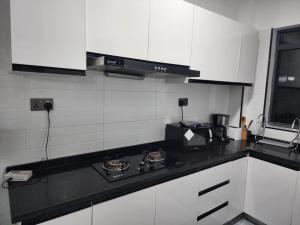 Cozy 1BR in Kilimani near Yaya Centre with pool and gym