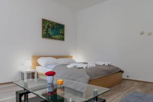 Sweet 2BR Retreat Near Danube & Garden Access