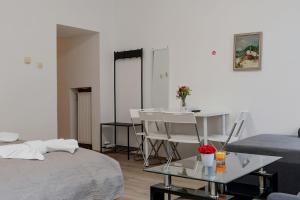 Sweet 2BR Retreat Near Danube & Garden Access