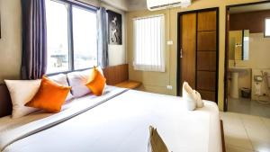 B2 Santitham (Wat Jed Yod) Boutique & Budget Hotel