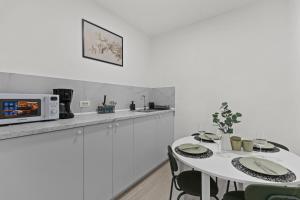 2BDR with kitchen in Old Town