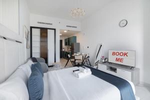 Free housekeeping visits during your stay - StayShort - Serene Studio in Al Barsha Sleeps 2