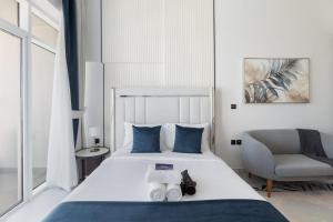 Free housekeeping visits during your stay - StayShort - Serene Studio in Al Barsha Sleeps 2