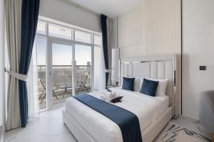 Free housekeeping visits during your stay - StayShort - Serene Studio in Al Barsha Sleeps 2