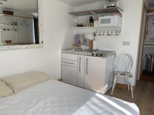 Cosy Studio with a field view