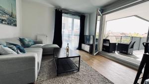 Terrace Apartment with Free Parking, Metro Malakoff, Near Paris