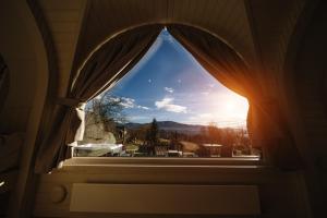 Friday Inn Igloo - Jacuzzi încălzit, Foișor cu încălzire infraroșu, Intimitate, Natură, Priveliște & Iaz - Escapadă romantică premium într-un tiny house unic în Romania - la o oră de București si 25 min de pârtia de ski din Sinaia