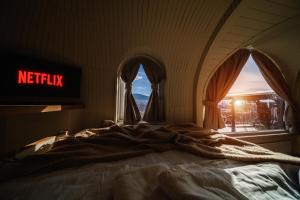 Friday Inn Igloo - Jacuzzi încălzit, Foișor cu încălzire infraroșu, Intimitate, Natură, Priveliște & Iaz - Escapadă romantică premium într-un tiny house unic în Romania - la o oră de București si 25 min de pârtia de ski din Sinaia