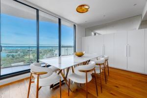 Luxury Sub-Penthouse - Grand Prix & Lake Views
