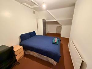 Nice three bed room house near football stadium 70