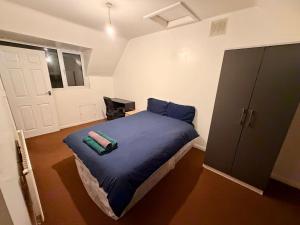 Nice three bed room house near football stadium 70