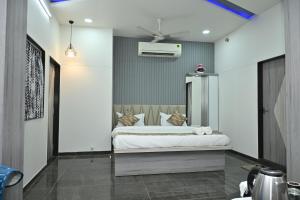 Hotel Shree Niwas Inn Near Airport