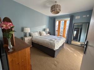 Bright 2BDR Split Level Apt Near Phoenix Park