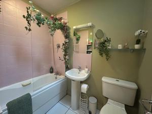 Bright 2BDR Split Level Apt Near Phoenix Park