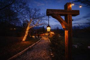 Friday Inn Igloo - Jacuzzi încălzit, Foișor cu încălzire infraroșu, Intimitate, Natură, Priveliște & Iaz - Escapadă romantică premium într-un tiny house unic în Romania - la o oră de București si 25 min de pârtia de ski din Sinaia