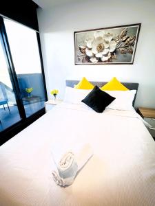 ADEK Apartment North Melb-Stylish 2BR Apartment with Pool, Gym & Parking