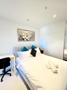 ADEK Apartment North Melb-Stylish 2BR Apartment with Pool, Gym & Parking