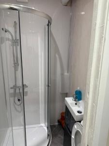 Modern 5-BedEn-Suite Home