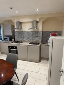 Modern 5-BedEn-Suite Home