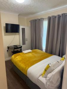 Modern 5-BedEn-Suite Home