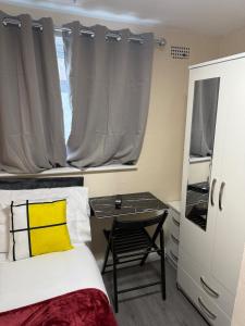 Modern 5-BedEn-Suite Home