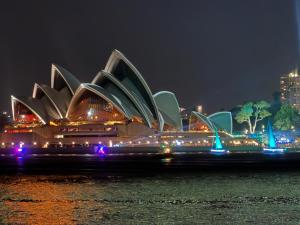 Walk to the Opera House