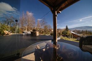 Friday Inn Igloo - Jacuzzi încalzit, Intimitate, Natură, Priveliste & Iaz - Escapadă romantică premium într-un tiny house unic în Romania - la o oră de București si 25 min de pârtia de ski din Sinaia