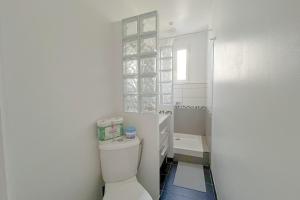 Room in elegant and charming 3-bedroom apartment near Bois de Vincennes