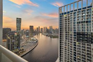 Vogue Vacation Homes, Business Bay Damac Maison Prive near Burj Khalifa and Dubai Mall, One Bedroom Apartment with Balcony, Canal and City Skyline View, Access toAmenities