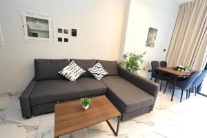 1 Bed Junior near Cleveland and Galleria Mall by Central Stay