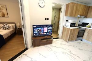 1 Bed Junior near Cleveland and Galleria Mall by Central Stay