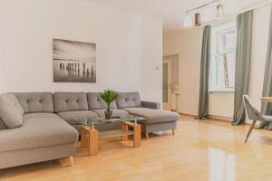 Modern 2BR & 1LR Apt Near Westbahnhof for 6 Guests