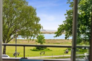 Seafront Lux Apt, Central, Beach, Direct Airport Metro